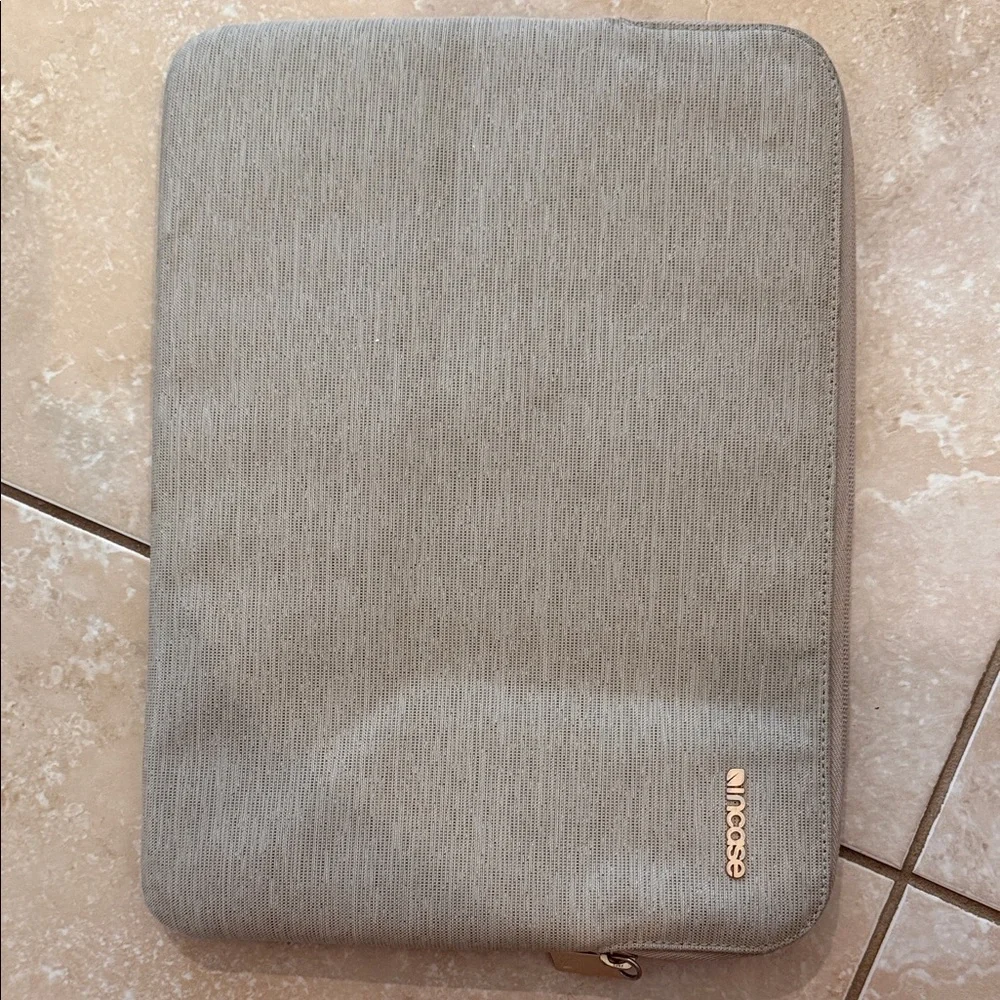 Incase Light Gray Tablet Sleeve